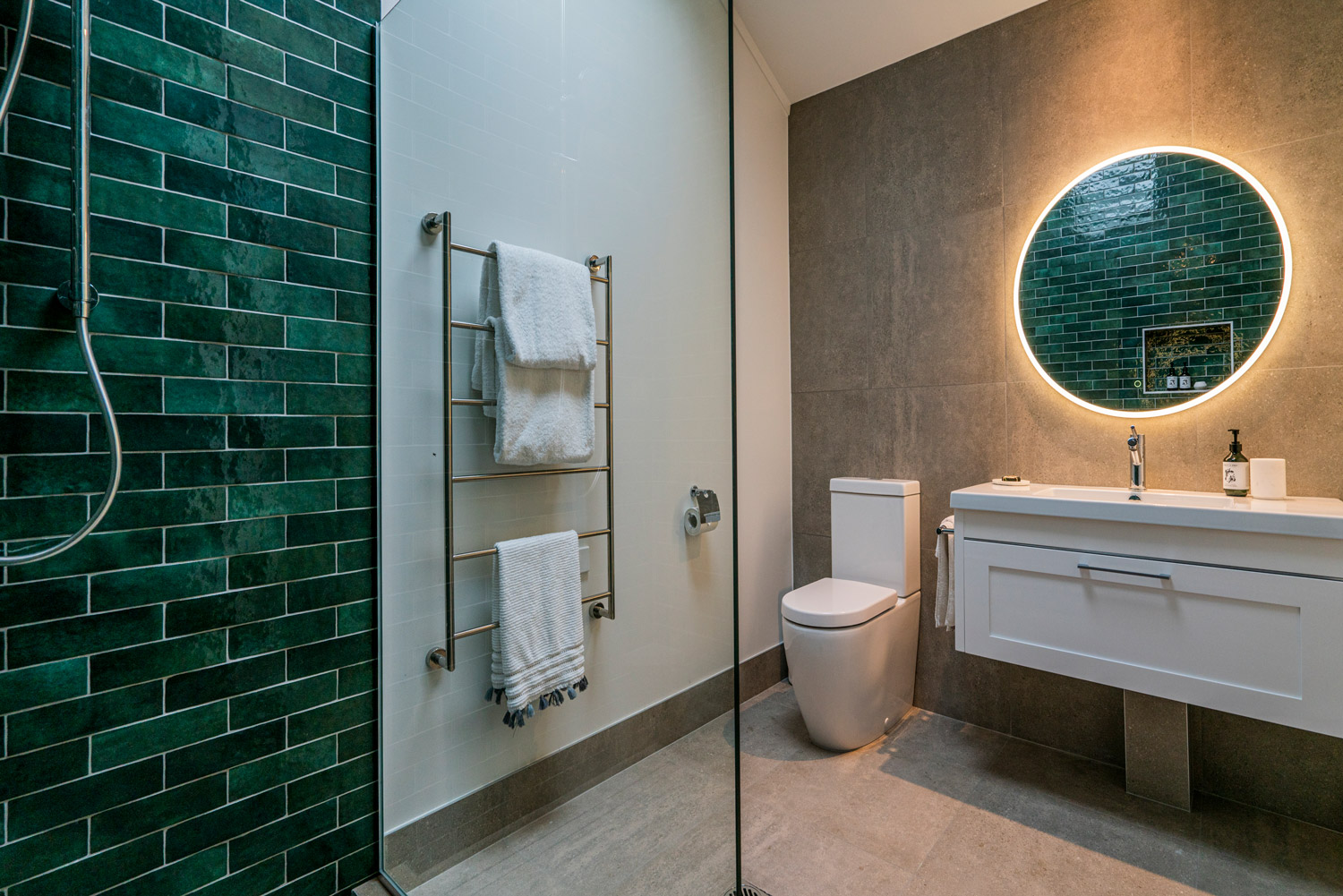 Klever - schönes interior design im Bad der Doppelzimmer - Wairua Lodge